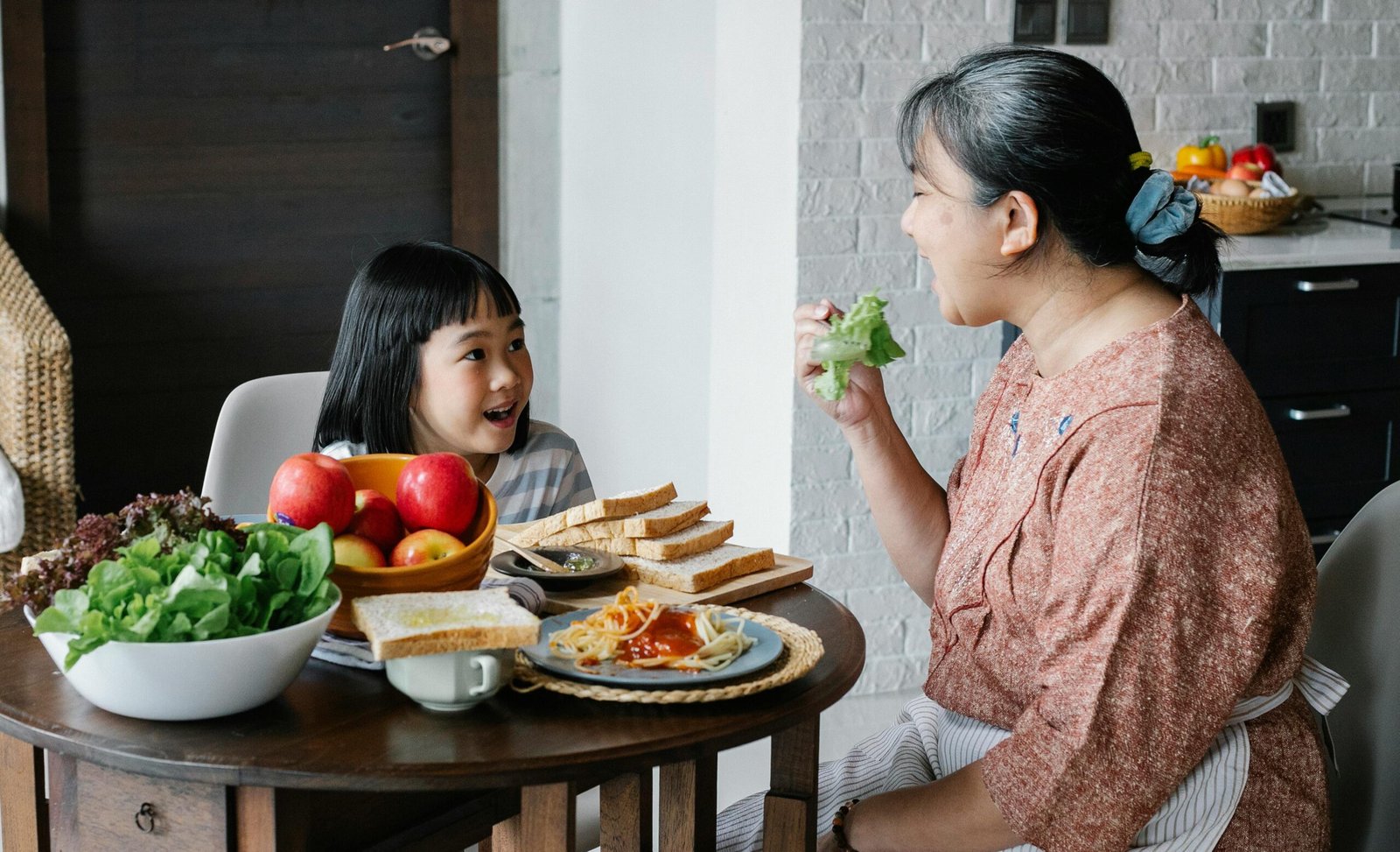 What are the 10 most healthy foods for kids? Discover the best foods that boost growth and immunity, with easy recipes and nutritional benefits.